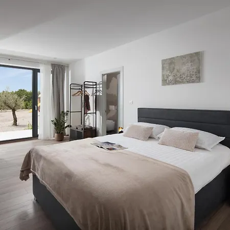 Km 5 Bedroom With Pool And Garden Brdo (Rasa)
