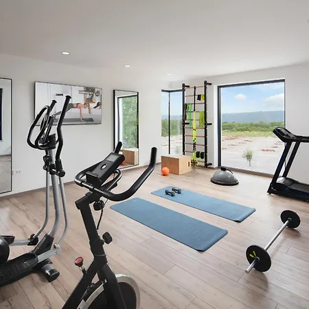 Villa Km 5 Bedroom With Pool And Garden Ubasico
