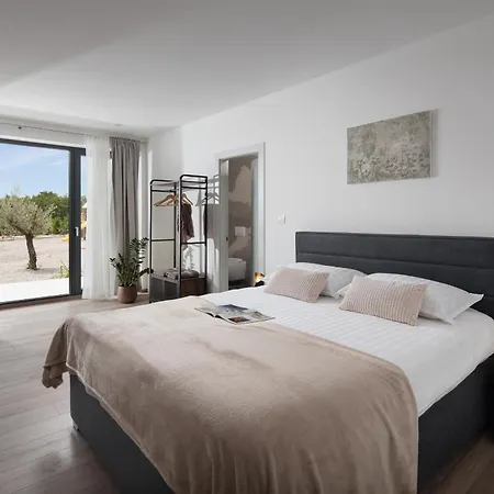 Km 5 Bedroom With Pool And Garden Ubasico