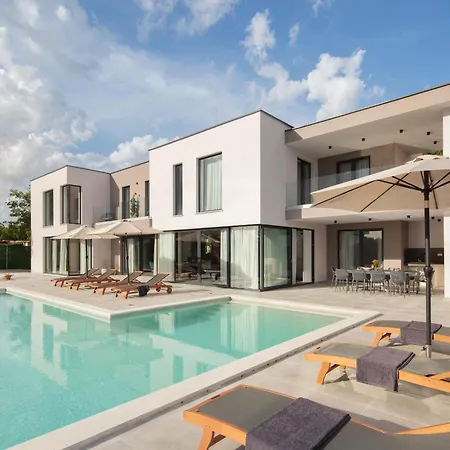 Villa Km 5 Bedroom With Pool And Garden Ubasico