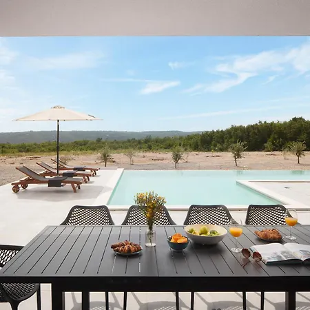 Km 5 Bedroom With Pool And Garden Villa Ubasico