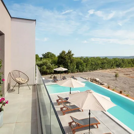 Villa Km 5 Bedroom With Pool And Garden