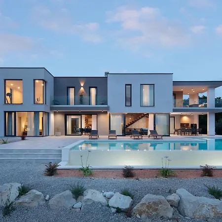 Km 5 Bedroom With Pool And Garden *