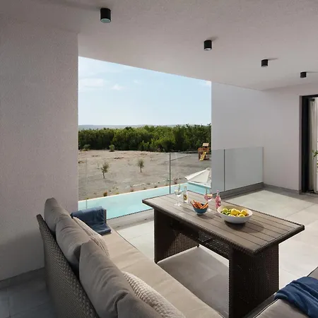Villa Km 5 Bedroom With Pool And Garden *