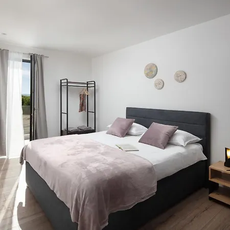 Km 5 Bedroom With Pool And Garden