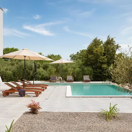 Villa Km 5 Bedroom With Pool And Garden