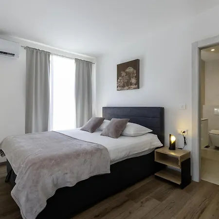 Km 5 Bedroom With Pool And Garden *