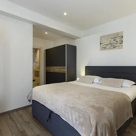 Km 5 Bedroom With Pool And Garden 빌라