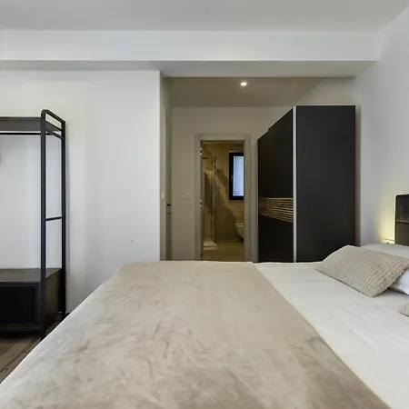 Km 5 Bedroom With Pool And Garden 빌라 *