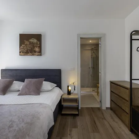 Km 5 Bedroom With Pool And Garden 빌라 *