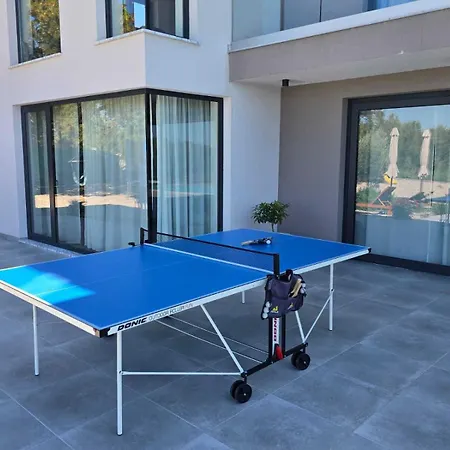 Km 5 Bedroom With Pool And Garden 빌라