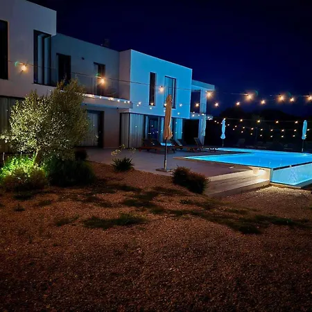 Villa Km 5 Bedroom With Heted Pool And Garden *