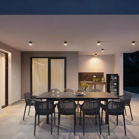 Km 5 Bedroom With Pool And Garden Villa *