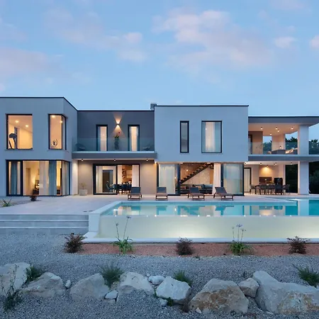 Km 5 Bedroom With Pool And Garden *