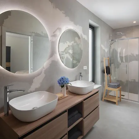 Km 5 Bedroom With Pool And Garden