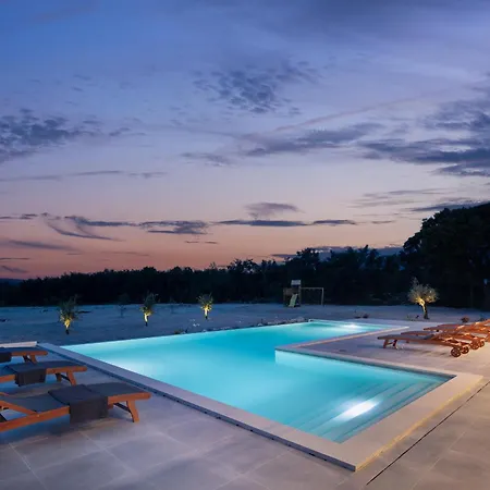 Km 5 Bedroom With Heted Pool And Garden Βίλα
