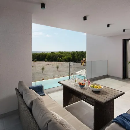 Km 5 Bedroom With Pool And Garden 빌라