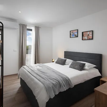 Km 5 Bedroom With Pool And Garden 빌라 *