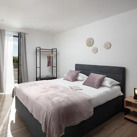 Km 5 Bedroom With Pool And Garden 빌라 Brdo (Rasa)