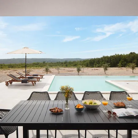 Km 5 Bedroom With Pool And Garden 빌라 *