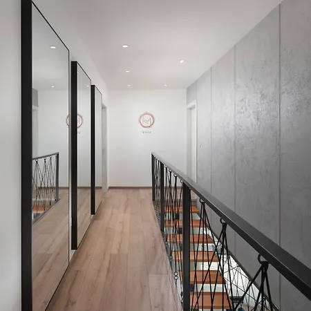 Km 5 Bedroom With Pool And Garden 빌라