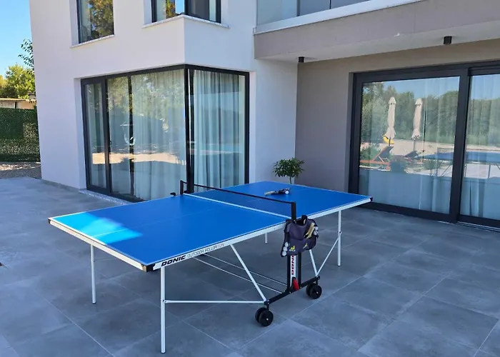 Km 5 Bedroom With Pool And Garden Villa