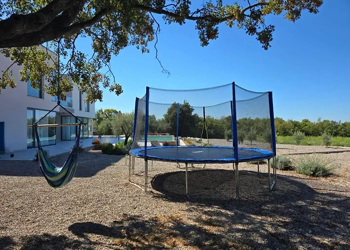 Km 5 Bedroom With Pool And Garden Brdo