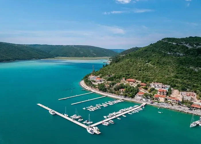 Km 5 Bedroom With Pool And Garden Villa