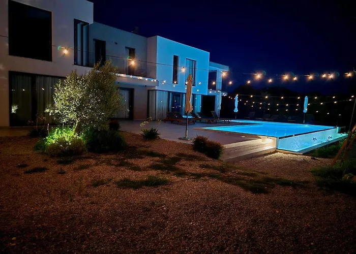 Km 5 Bedroom With Pool And Garden *