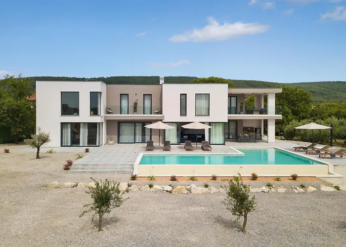 Km 5 Bedroom With Pool And Garden Brdo