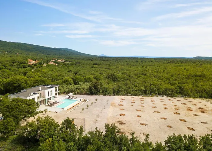 Km 5 Bedroom With Pool And Garden Villa