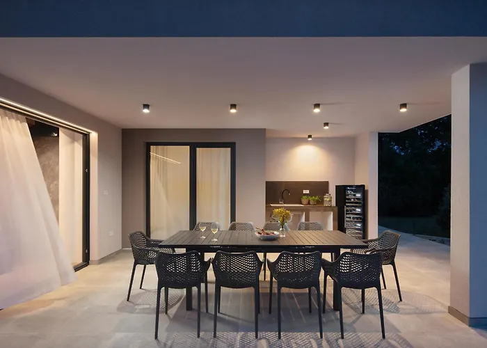 Km 5 Bedroom With Pool And Garden Villa *