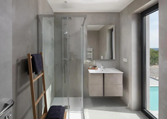 Km 5 Bedroom With Pool And Garden Villa Brdo