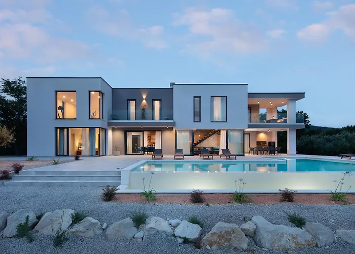 Km 5 Bedroom With Pool And Garden *