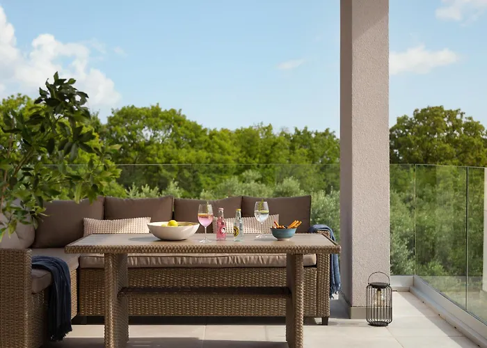 Km 5 Bedroom With Pool And Garden * Brdo