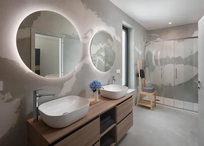 Km 5 Bedroom With Pool And Garden