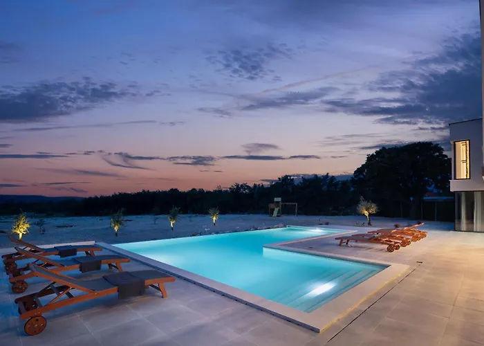 Km 5 Bedroom With Pool And Garden Villa