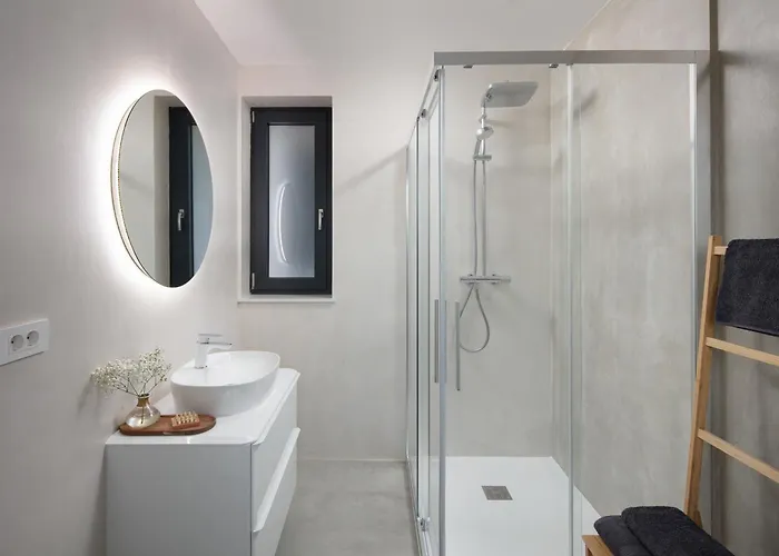 Km 5 Bedroom With Pool And Garden Villa *