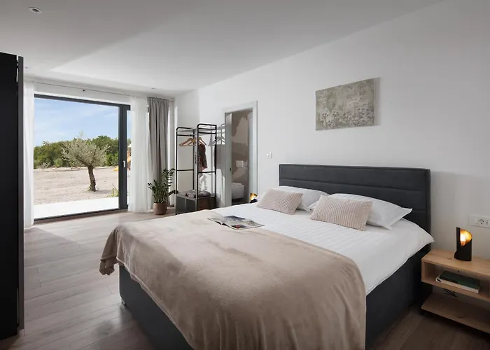 Km 5 Bedroom With Pool And Garden Brdo