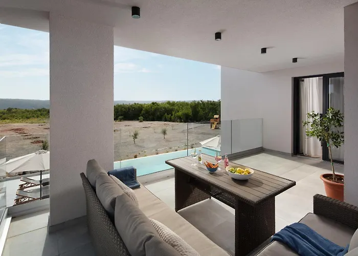 Km 5 Bedroom With Pool And Garden Villa