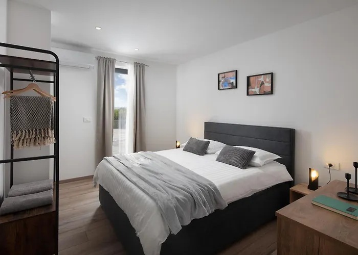 Km 5 Bedroom With Pool And Garden Villa *