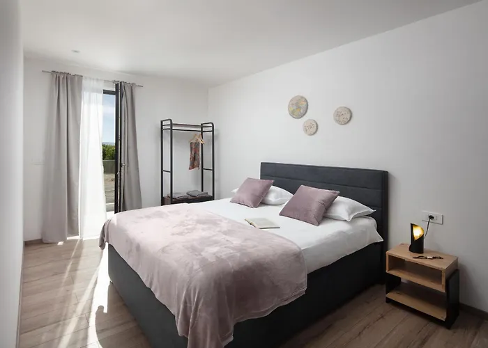 Km 5 Bedroom With Pool And Garden Villa Brdo