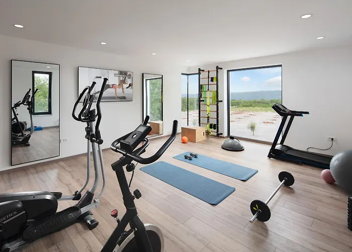 Villa Km 5 Bedroom With Pool And Garden Brdo