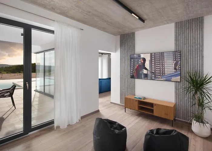 Villa Km 5 Bedroom With Pool And Garden