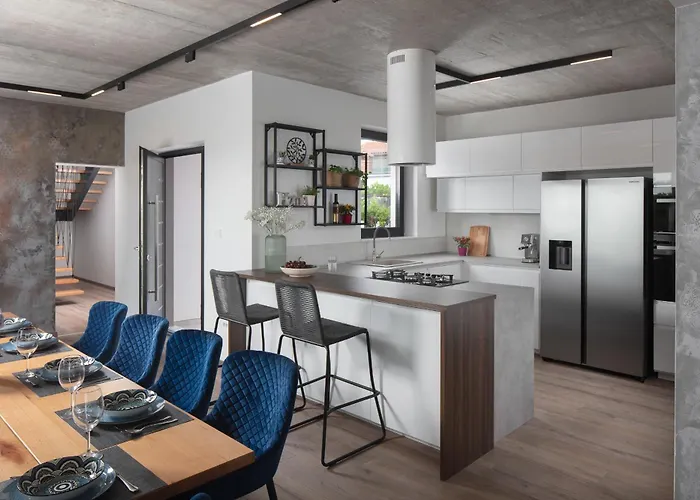 Km 5 Bedroom With Pool And Garden