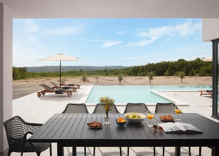 Km 5 Bedroom With Pool And Garden Villa *