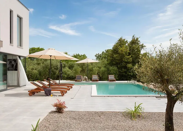 Villa Km 5 Bedroom With Pool And Garden Brdo