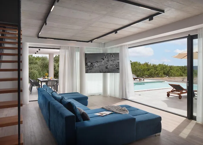 Km 5 Bedroom With Pool And Garden Brdo