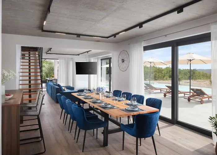 Km 5 Bedroom With Pool And Garden * Brdo